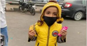 Four year old Rehaan distributing food to agitating farmers