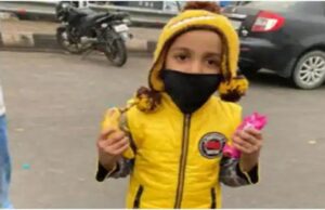 Four year old Rehaan distributing food to agitating farmers