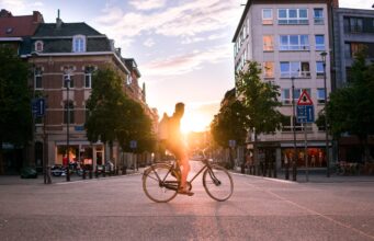 Embracing the Urban Flow: The Joy of Cycling in Cities Embracing the urban flow: The joy of cycling